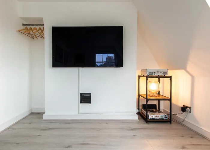 Newly Renovated Central One-Bedroom, 99 Steps To The Sea
