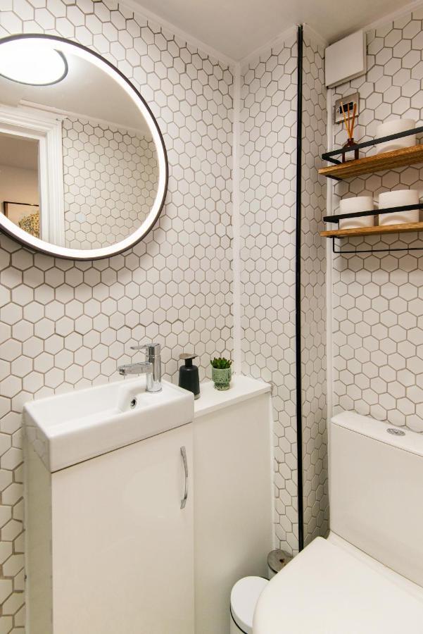 Newly Renovated One-bedroom, 99 Steps To The Sea Apartment Brighton