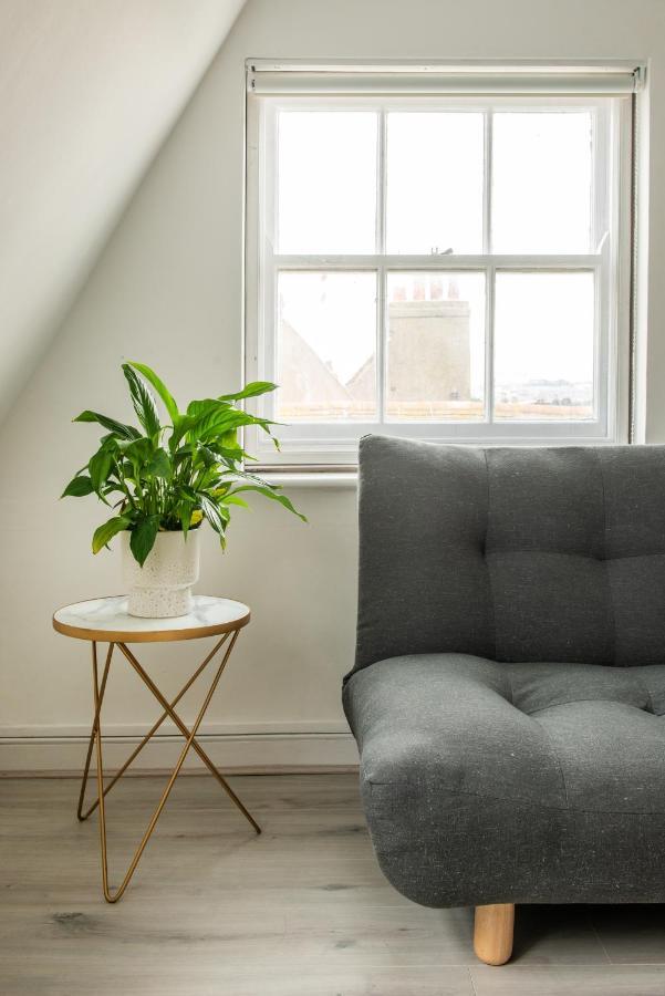 Apartment Newly Renovated One-bedroom, 99 Steps To The Sea