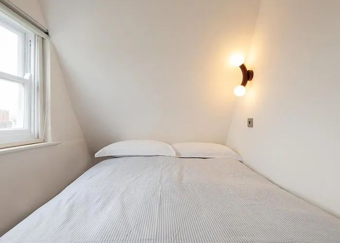 Newly Renovated Central One-Bedroom, 99 Steps To The Sea
