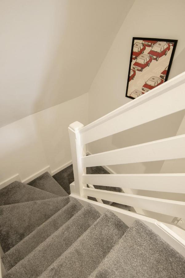 Newly Renovated One-bedroom, 99 Steps To The Sea Hove