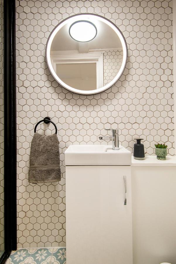 Appartamento Newly Renovated One-bedroom, 99 Steps To The Sea Hove